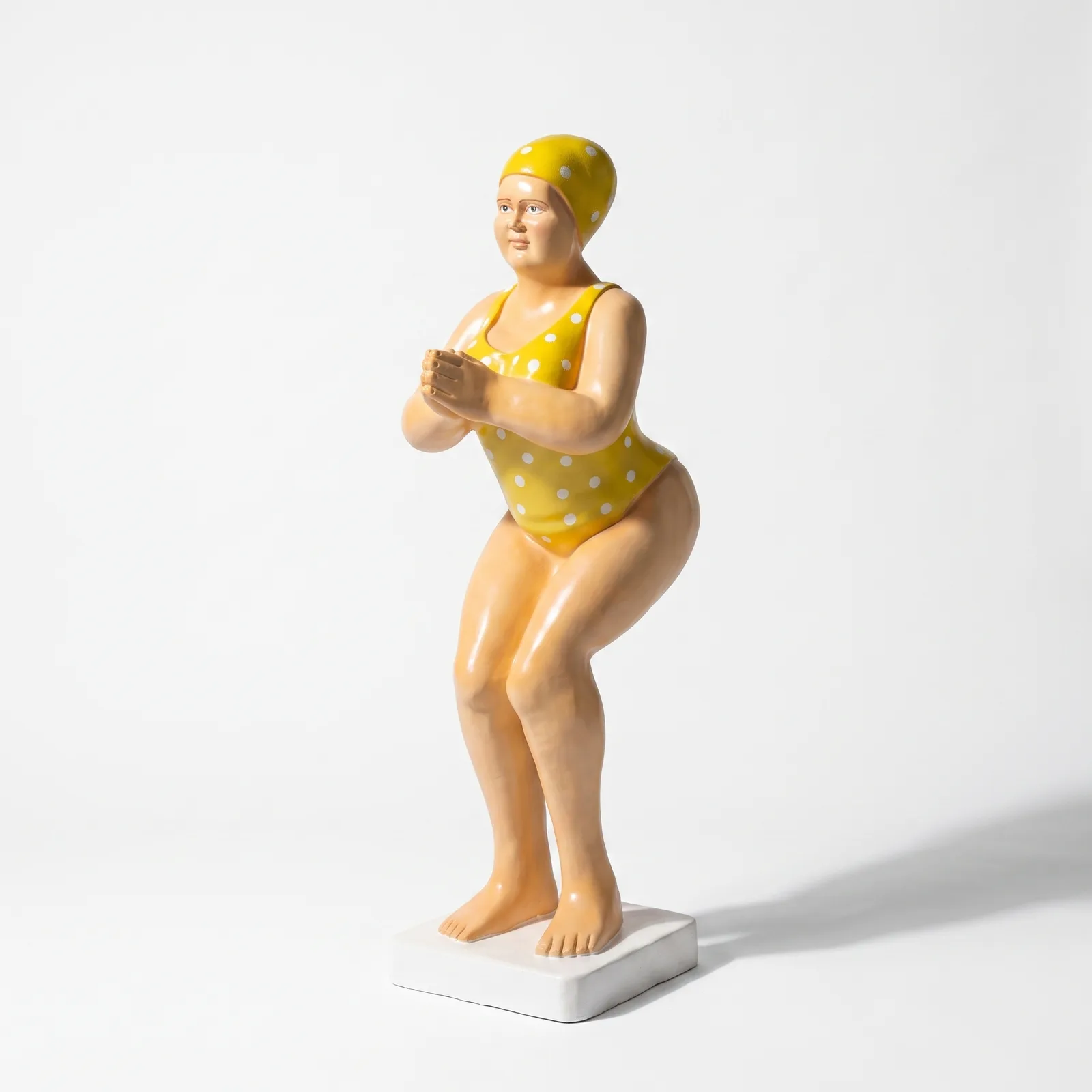 Duikende Dame Beeld 110cm – Geel met Witte Bollen Tuinbeeld