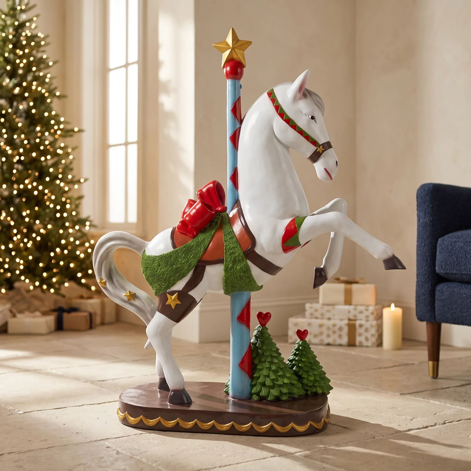 Kermispaard van 82 cm in blauw en groen met gouden ster, sfeerbeeld in interieur voor kerst