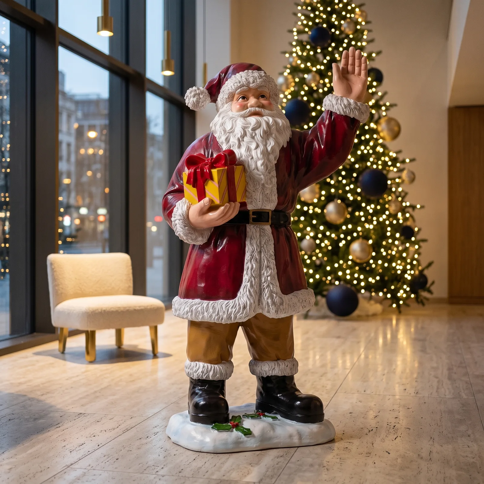 Levensgrote zwaaiende kerstman van 158 cm met cadeau, sfeerbeeld in interieur