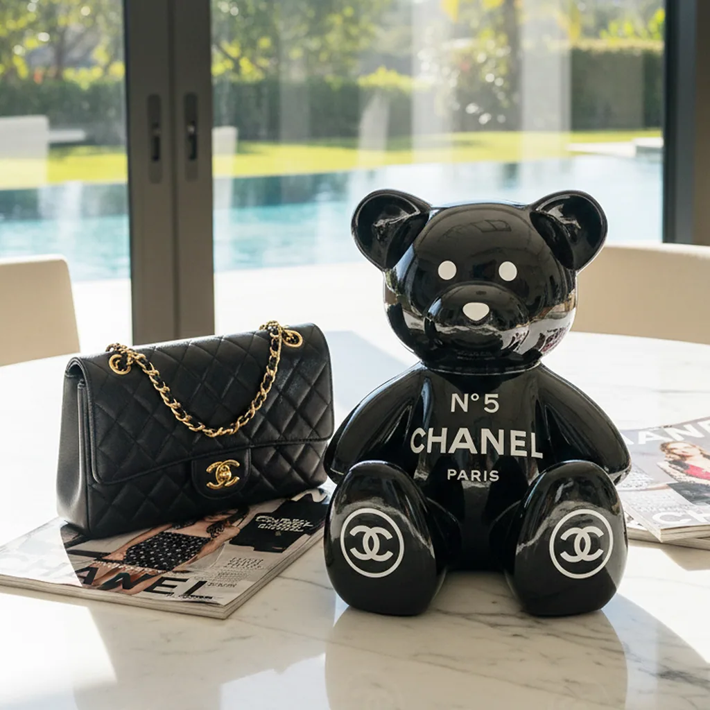 Teddybeer Luxe Beeld 34cm Hommage to Chanel n°5 Zittend Popart — detailfoto 2